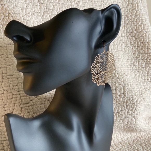 💌 Handmade Filagree Gold Tone Floral Disc Earrings - Picture 2 of 7